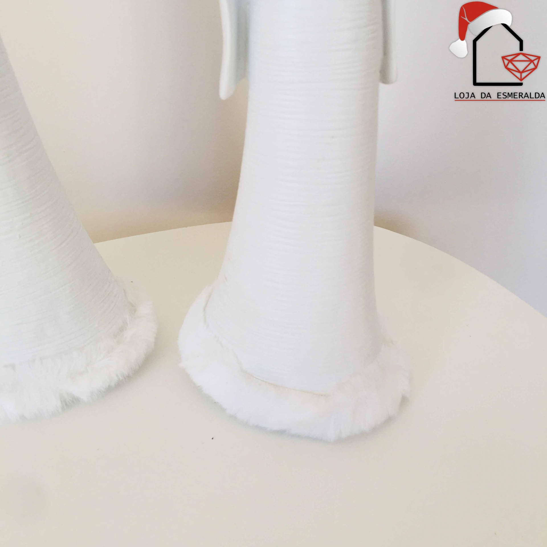 Duas bases de manequim brancas com acabamento em pele branca sobre uma superfície branca