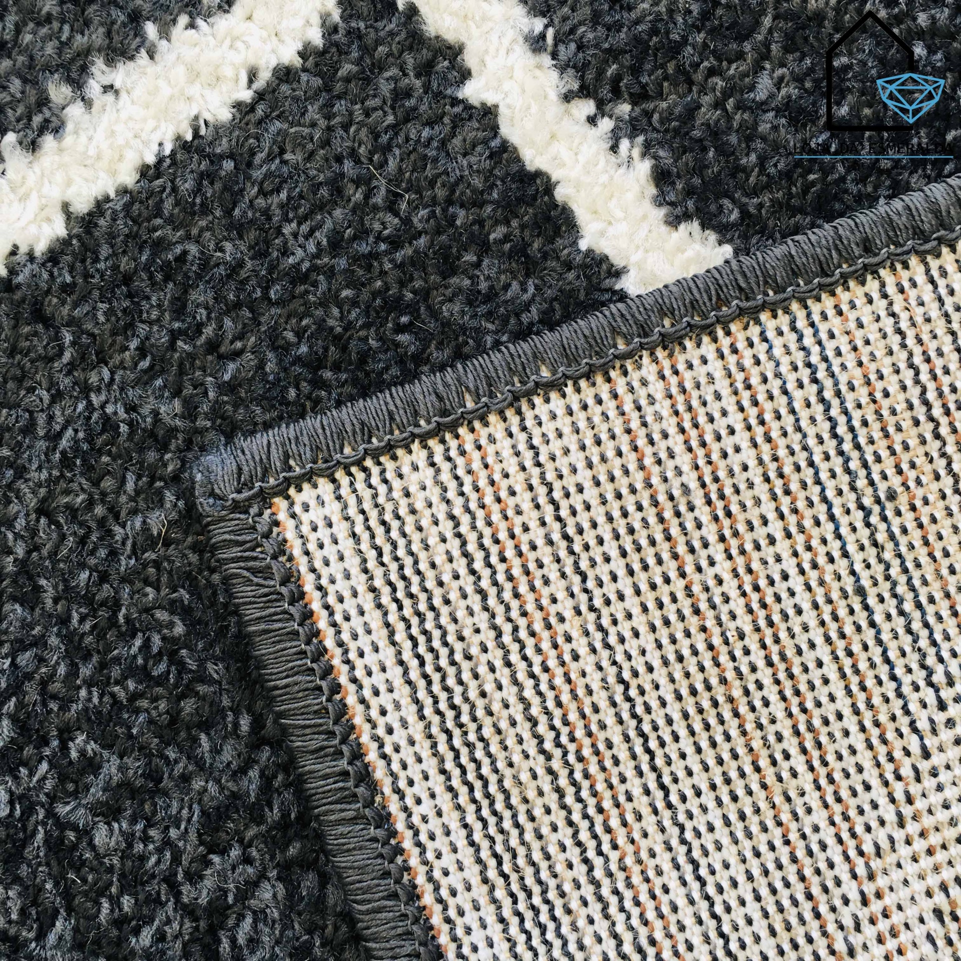 Dois tapetes sobrepostos com padrões e texturas diferentes.