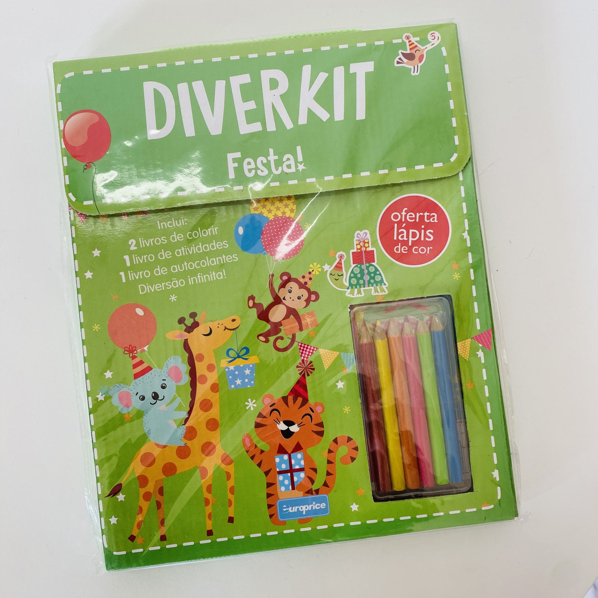 Kit de atividades infantis DIVERKIT Festa com desenhos de animais coloridos e lápis de cor na embalagem