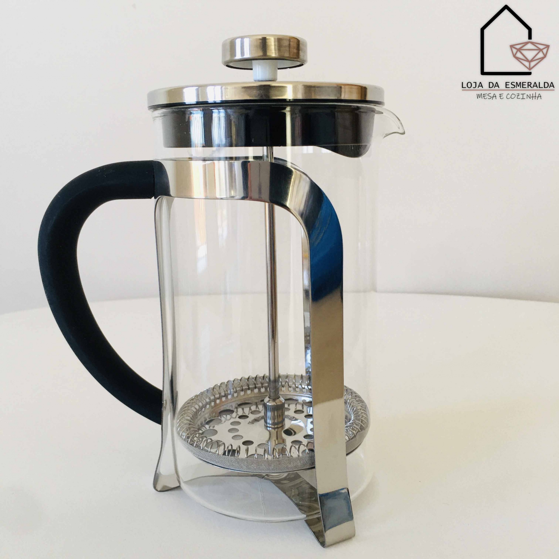 Prensa francesa de vidro com pega preta e estrutura metálica prateada