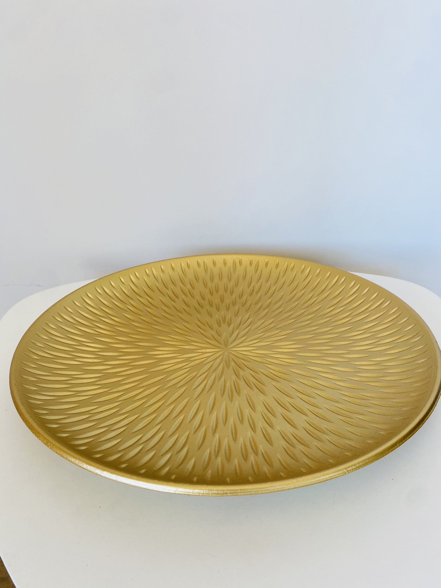 Prato raso dourado com textura em relevo pontiaguda radial