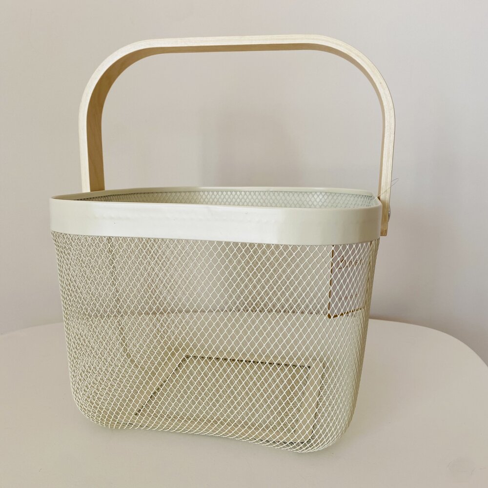 Cesto branco em rede metálica com pega em madeira clara