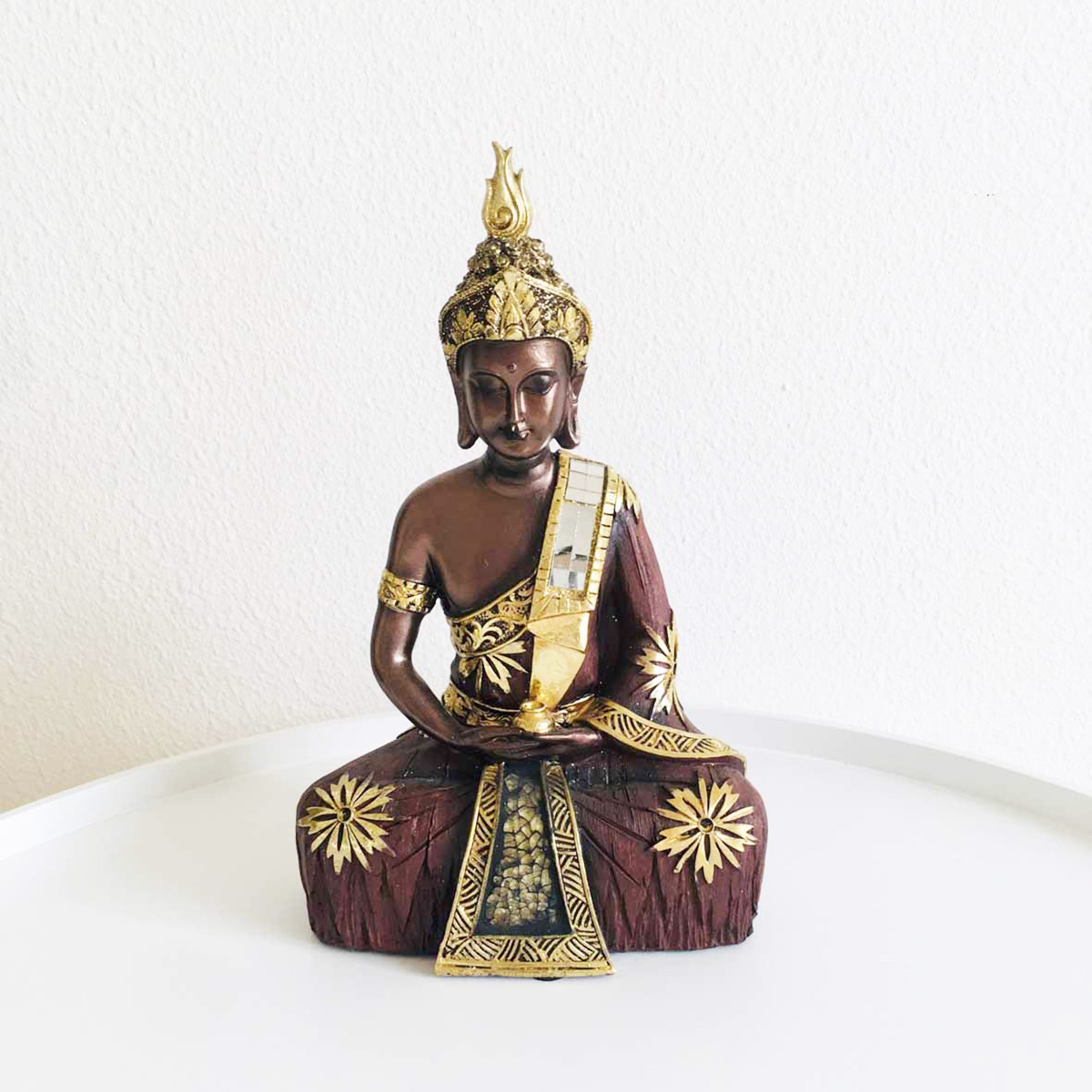 Estátua decorativa de Buda castanha e dourada em fundo branco