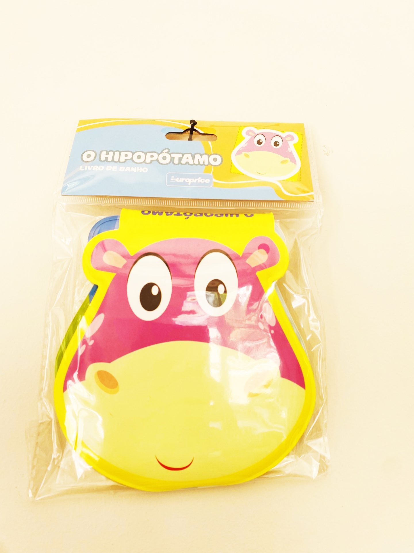 Livro de banho forma de hipopótamo cor-de-rosa e amarelo embalado
