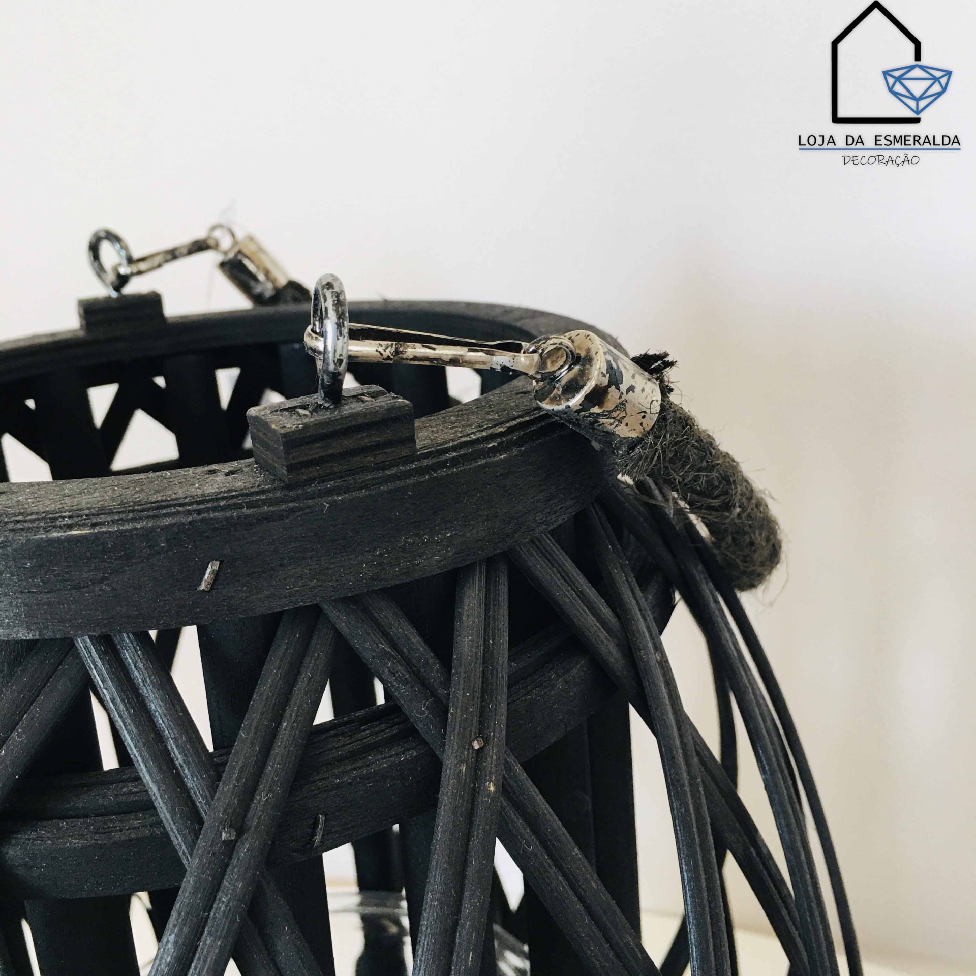 Lanterna decorativa preta com detalhes metálicos e alça de corda