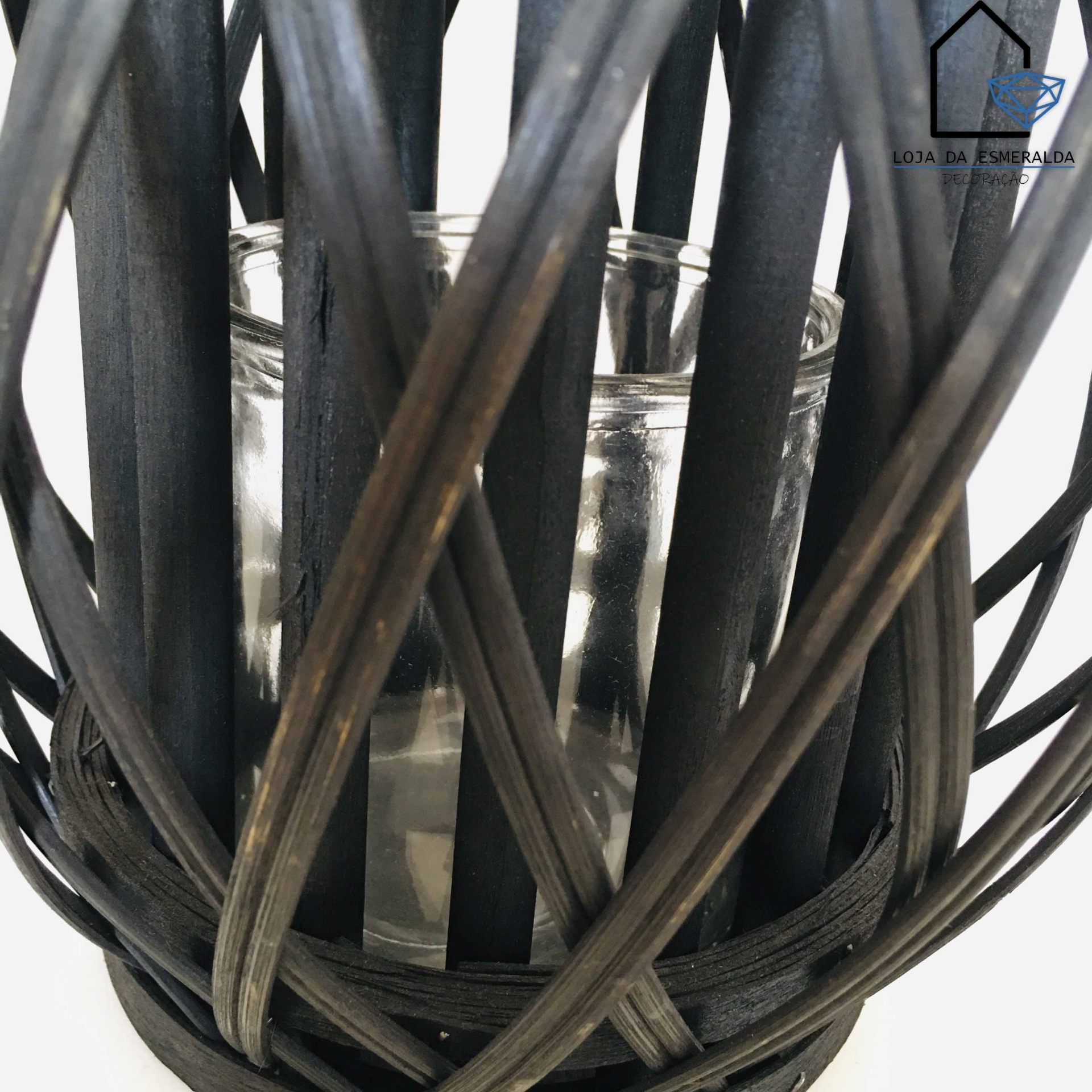 Castical de vime preto com copo de vidro no interior