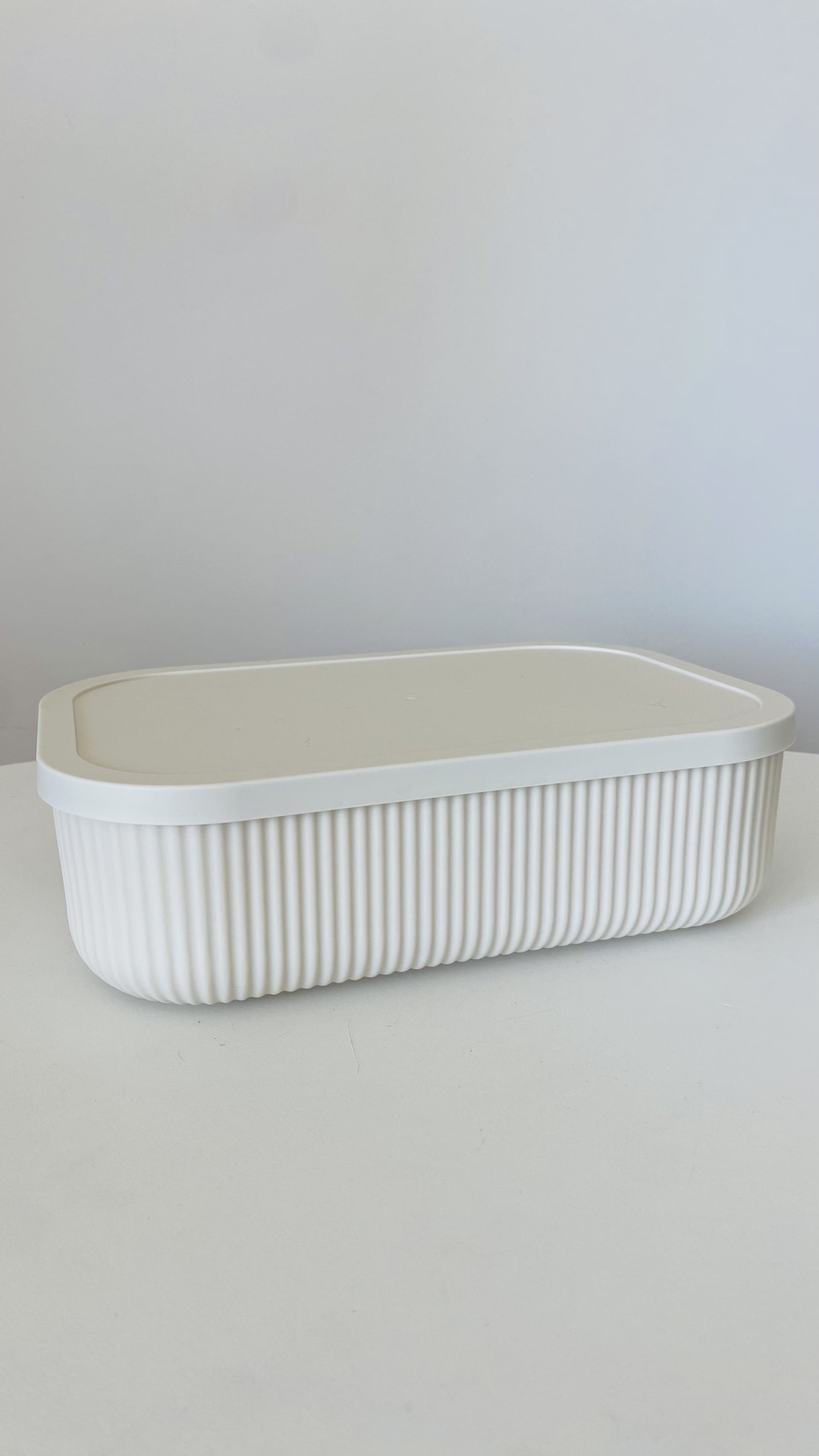 Recipiente plástico branco com tampa e textura canelada