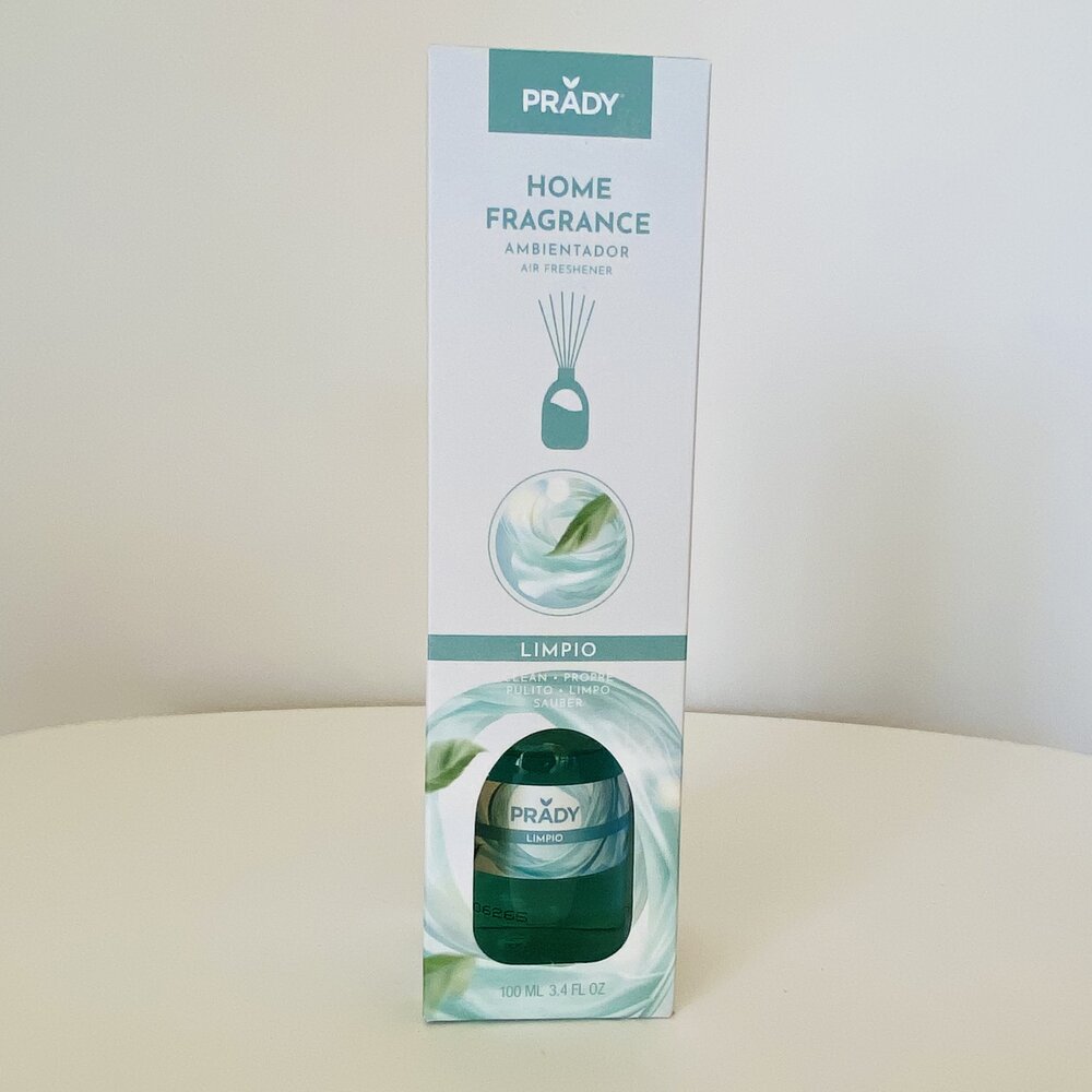 Frasco de ambientador em caixa branca com detalhes azuis e verdes