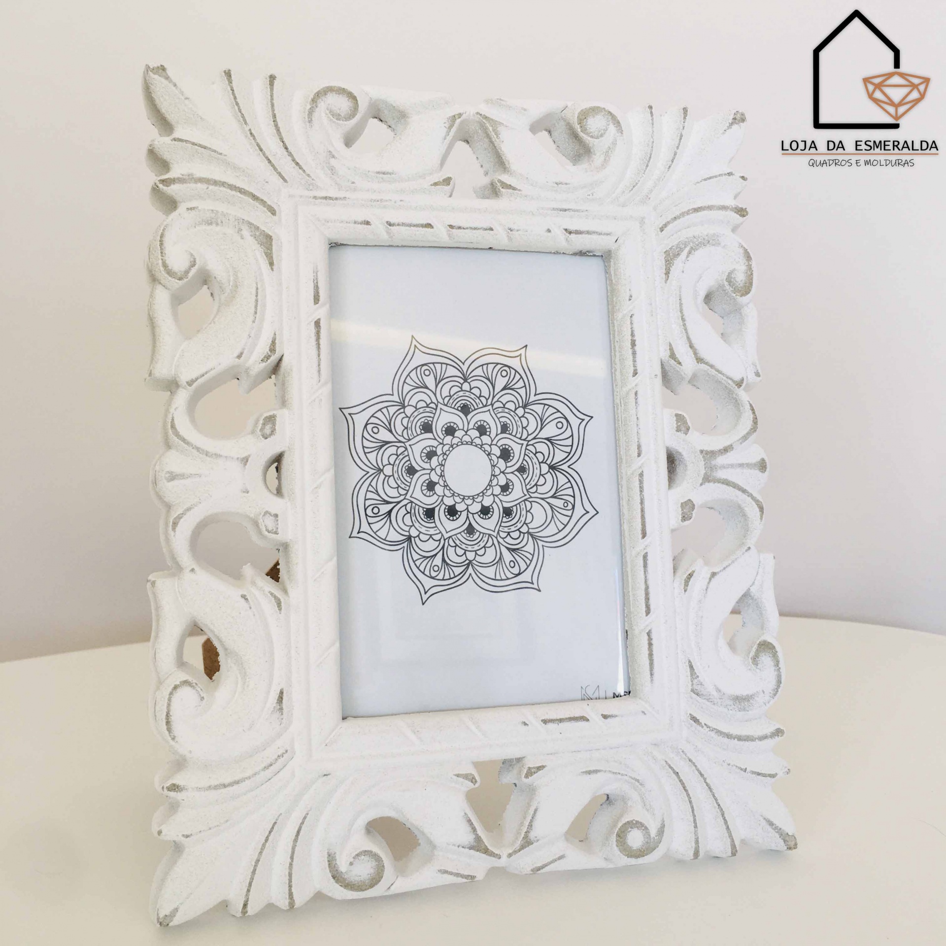 Moldura de madeira branca com desenho de mandala e logótipo LOJA DA ESMERALDA