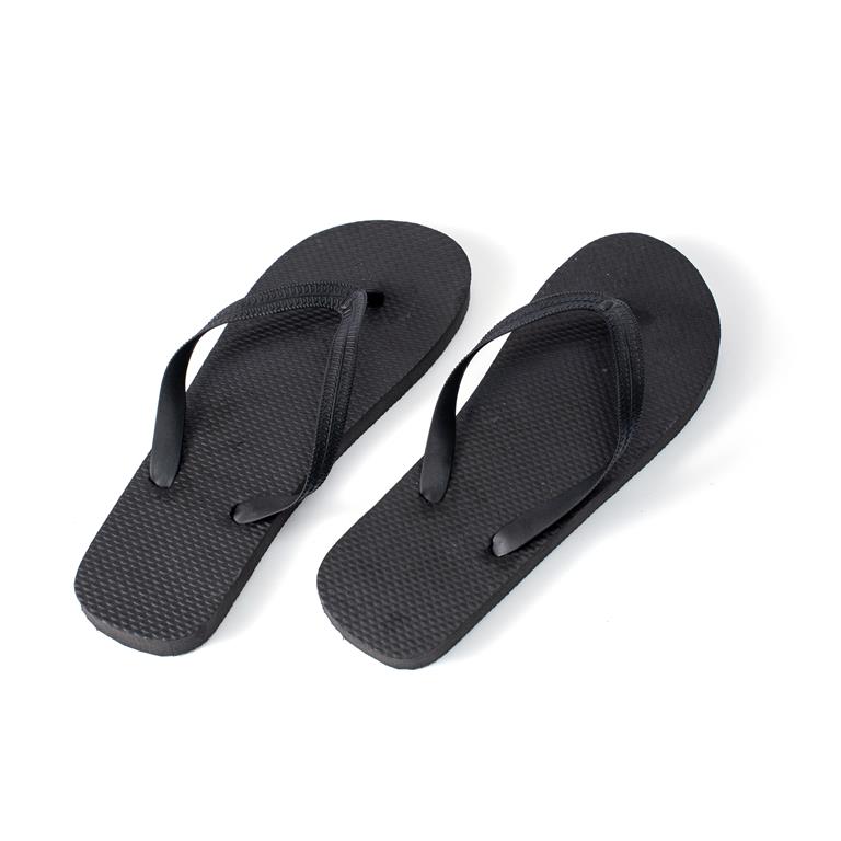 Par de chinelos pretos com sola texturada e tiras finas