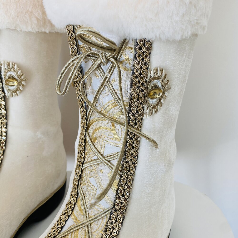 Botas femininas brancas com detalhes dourados e pelo na parte superior