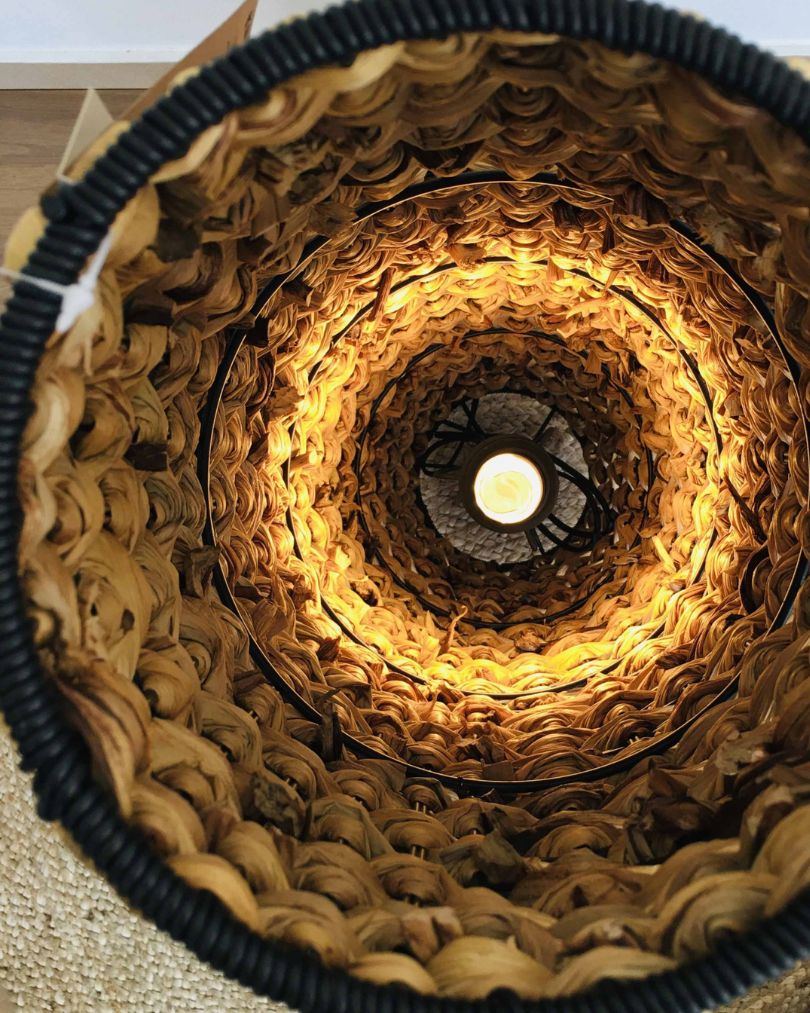 Candeeiro de teto trançado iluminado com padrão espiral