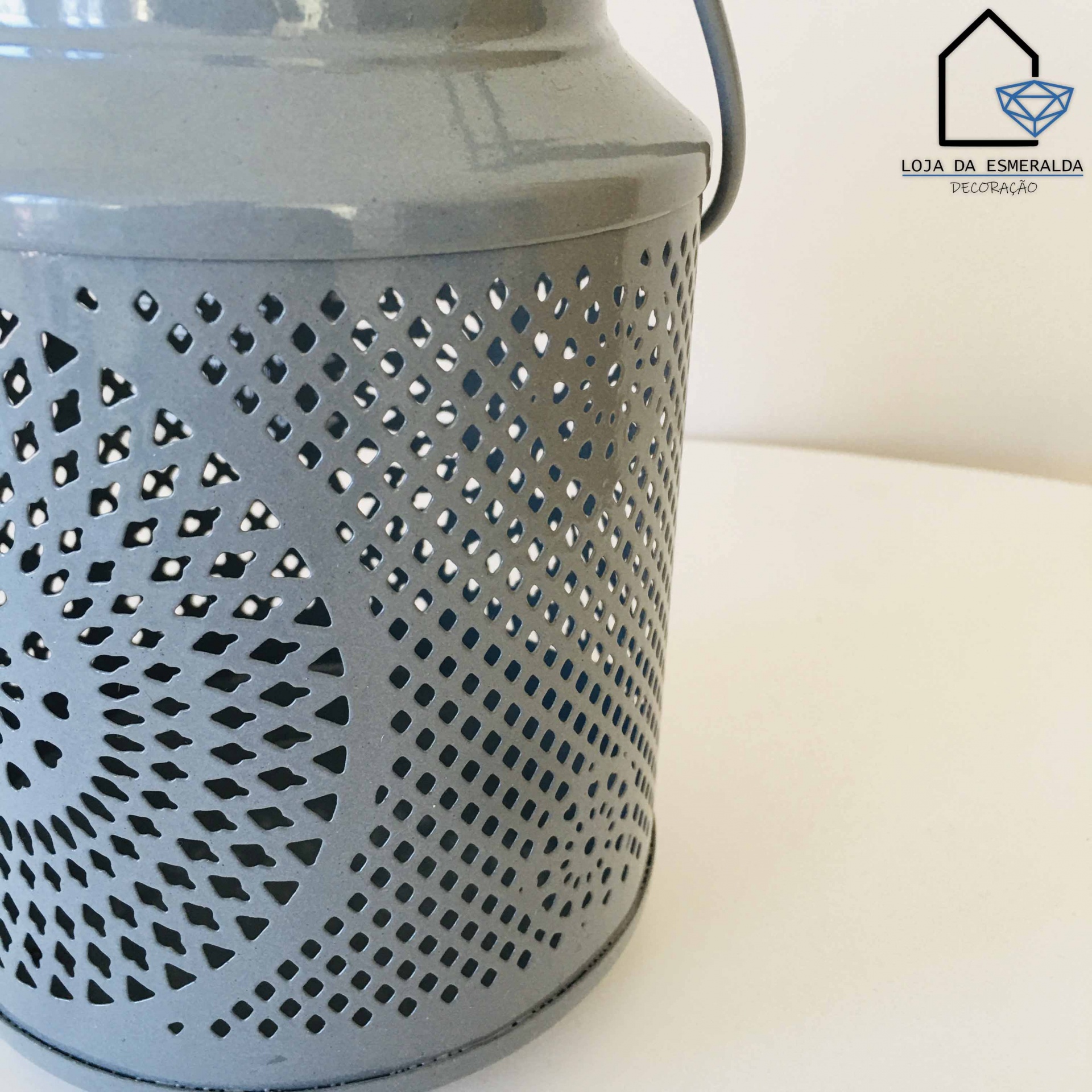Lanterna decorativa cinzenta em metal com padrão perfurado circular