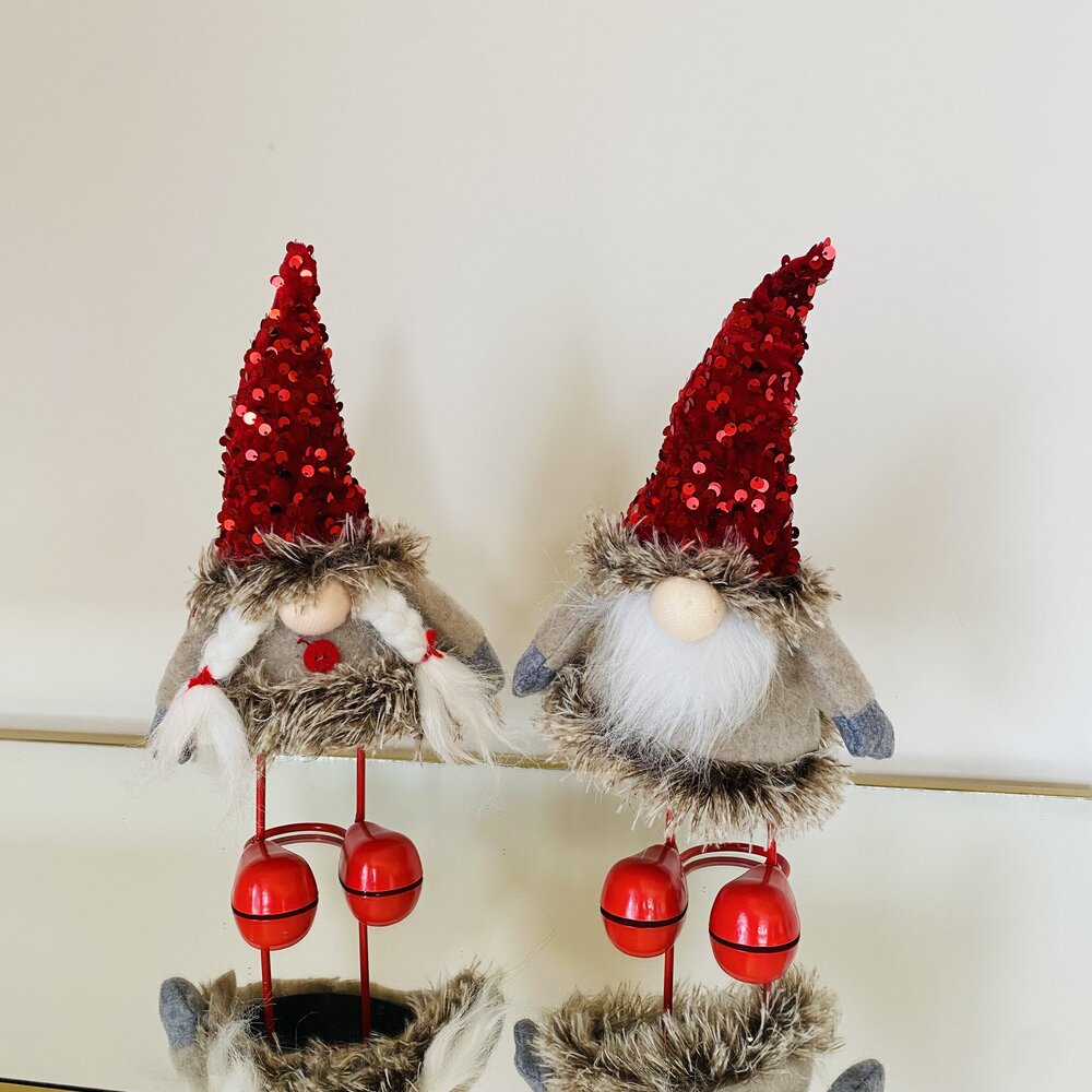 Bonecos decorativos de Natal com gorros vermelhos brilhantes e sinos vermelhos