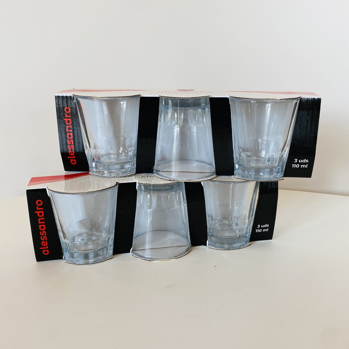 Conjunto de copos de vidro transparentes em embalagem preta com texto