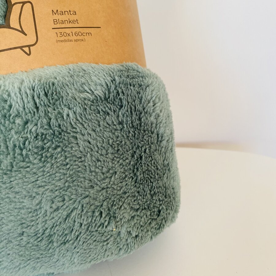 Cobertor verde felpudo embalado com etiqueta de papel castanho