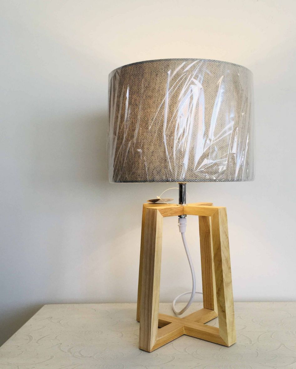 Candeeiro de mesa com base em madeira clara e cúpula cinzenta embrulhada