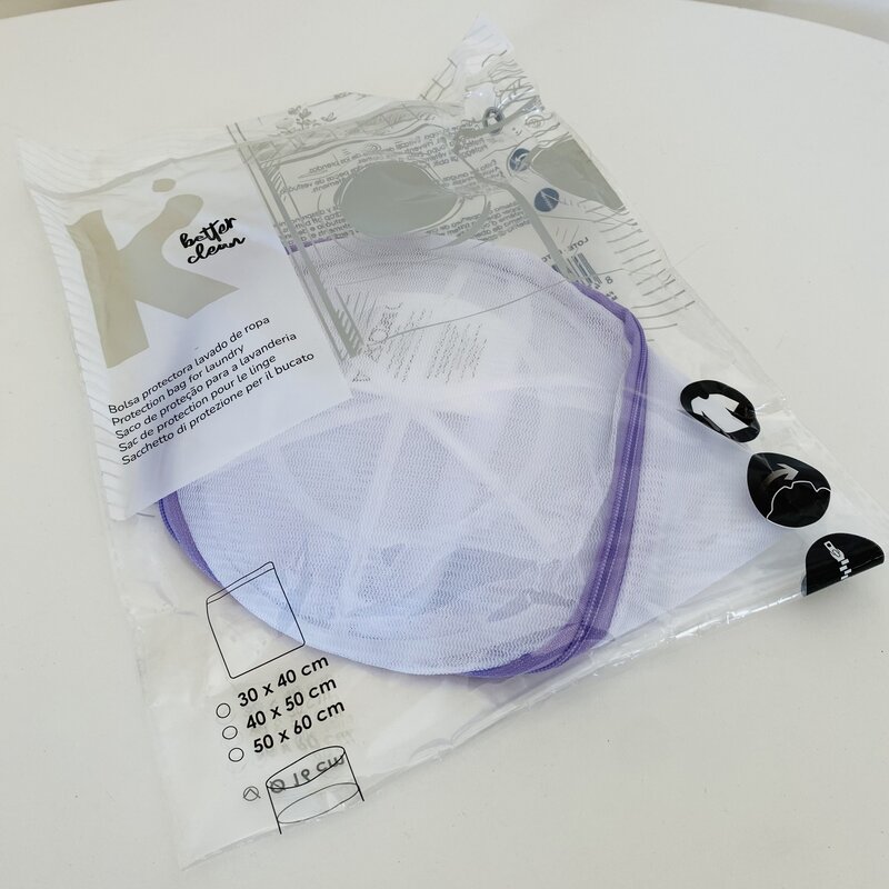 Saco protector de roupa Better Clean em malha branca e roxa na embalagem