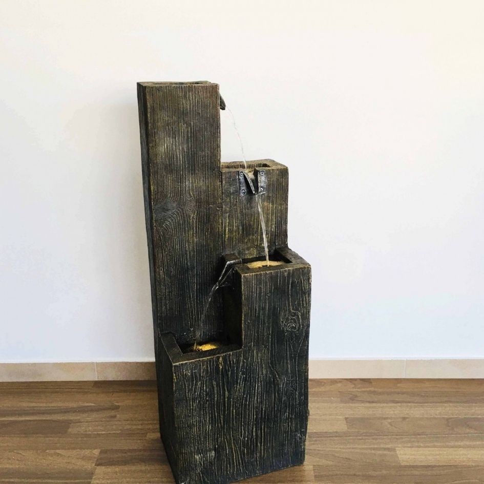 Fonte de água decorativa em madeira escura de três níveis