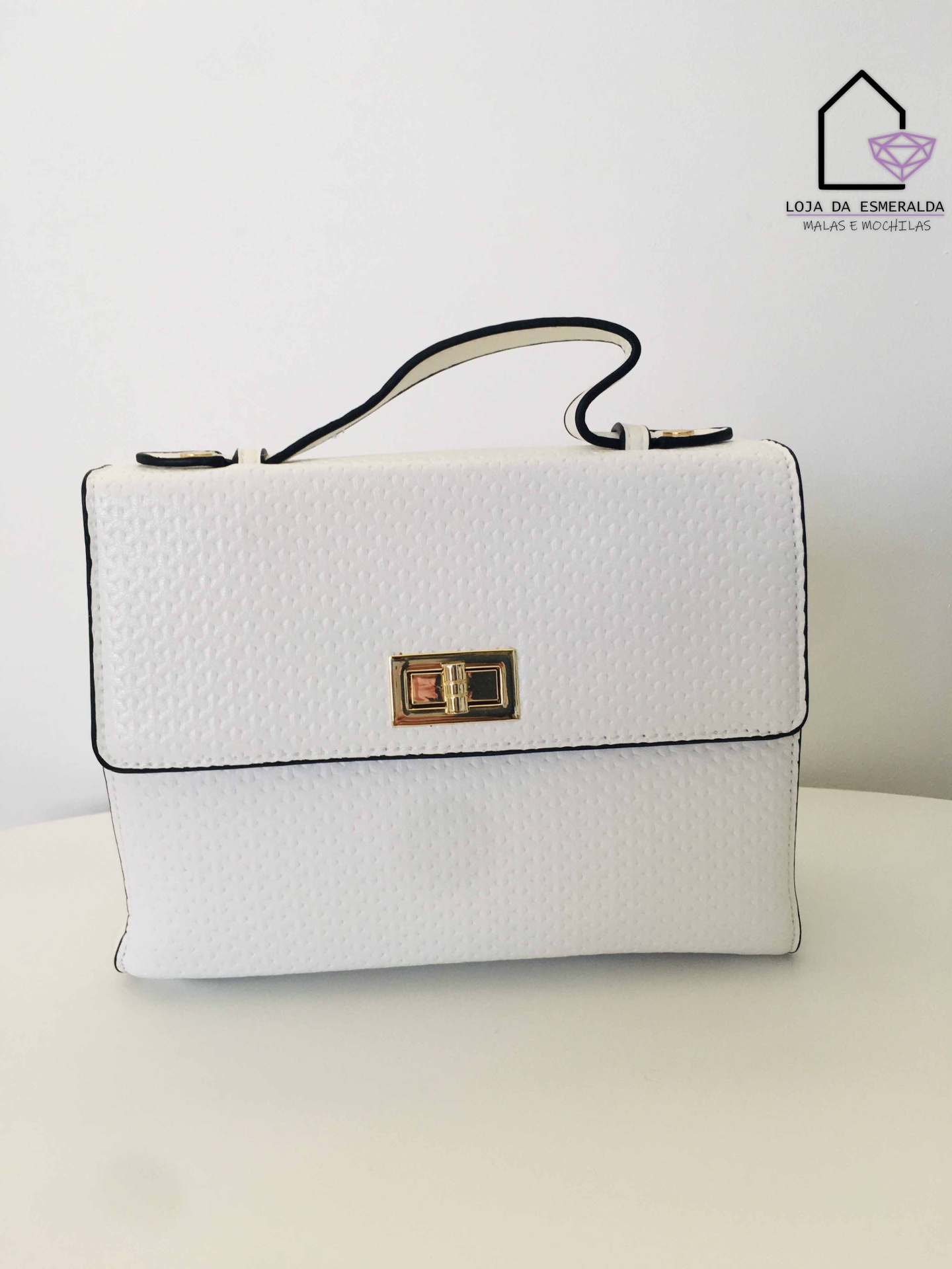 Mala branca com fecho metálico dourado e pega superior