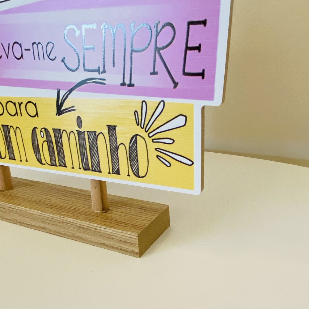 Placa decorativa colorida com texto em português em base de madeira