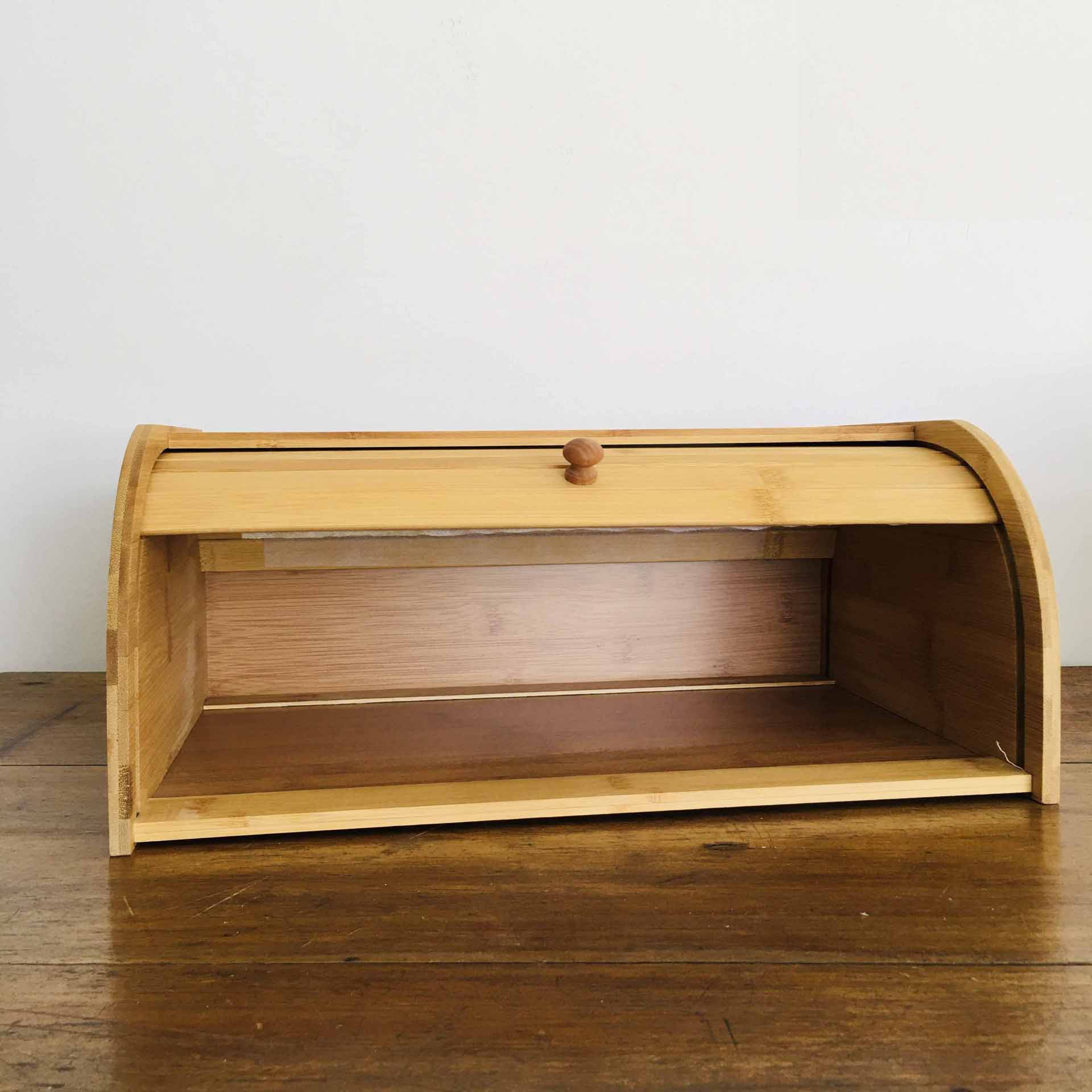 Caixa de pão de madeira com tampa curva deslizante e botão redondo