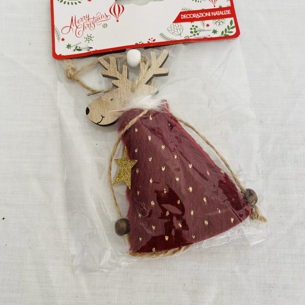 Enfeite de Natal de rena em madeira com vestido vermelho e detalhes dourados, na embalagem plástica com etiqueta temática.