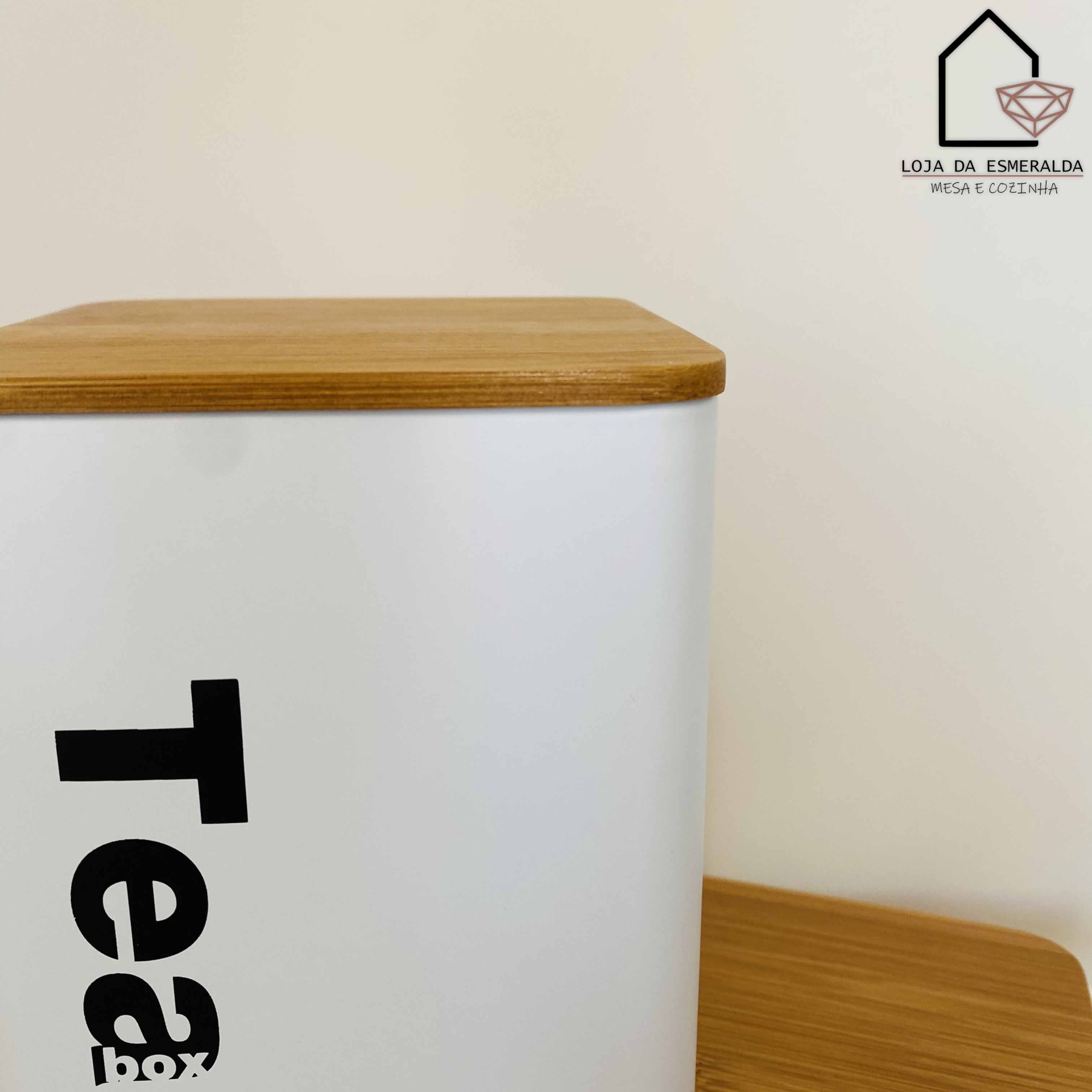Recipiente metálico branco para chá com tampa de madeira e texto Tea box