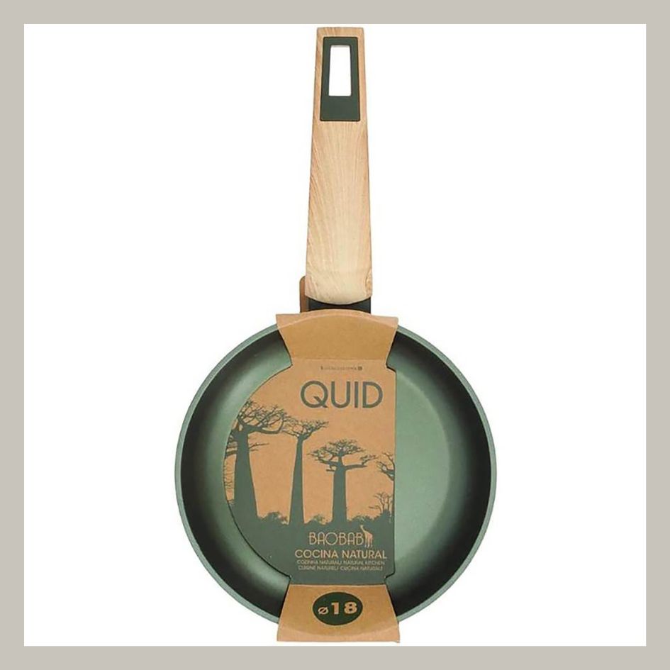 Frigideira antiaderente verde com cabo de madeira e embalagem de papel
