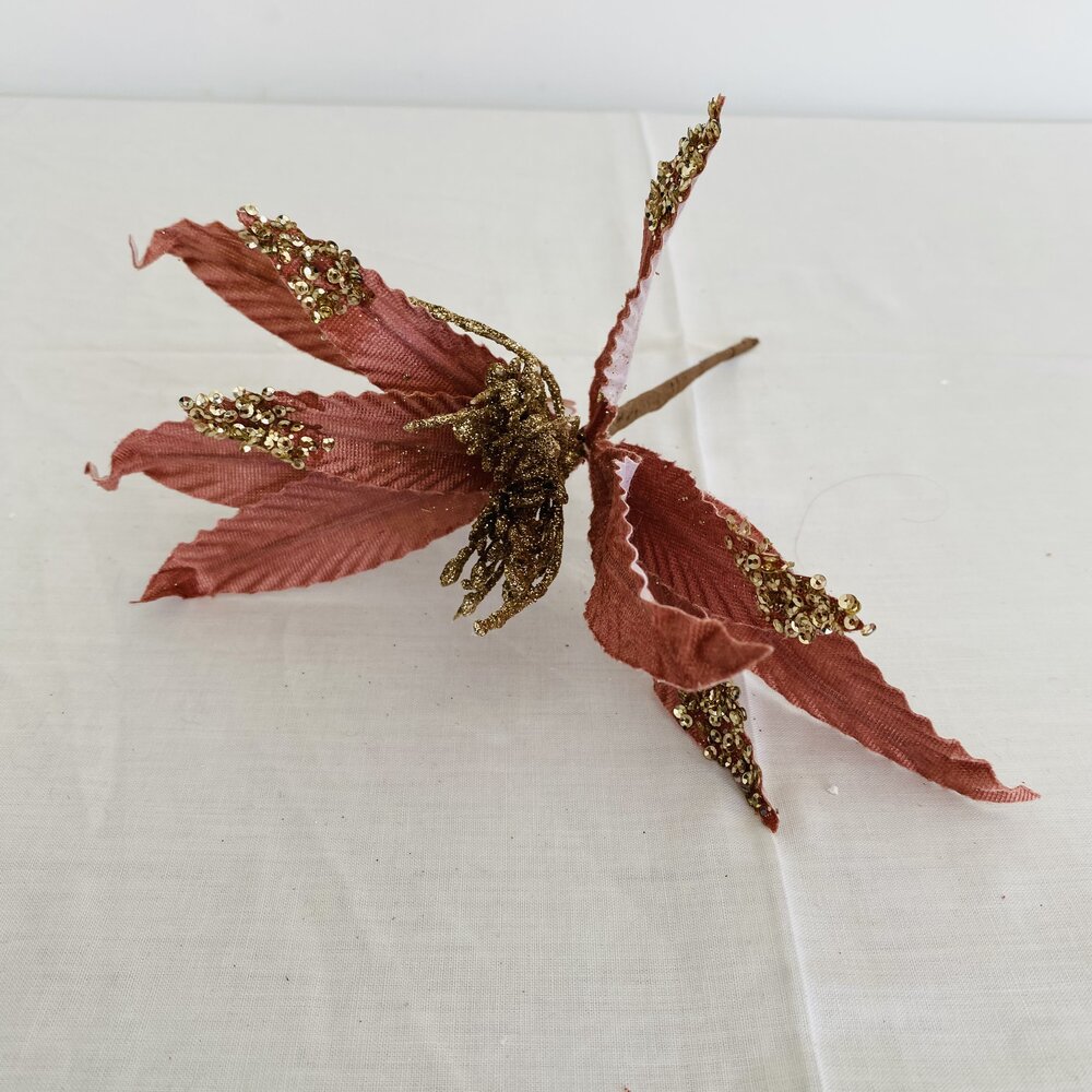 Flor decorativa artificial rosa envelhecida com detalhes dourados