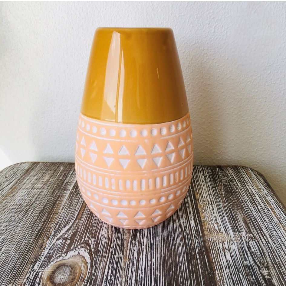 Vaso cerâmico amarelo mostarda e laranja com padrão geométrico branco