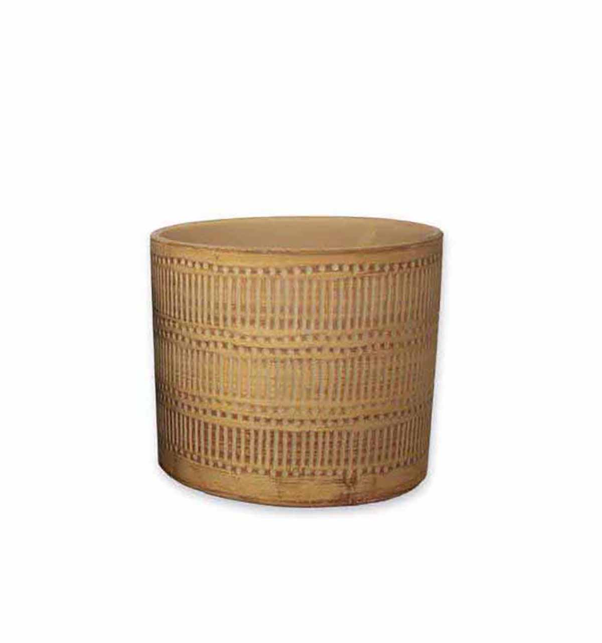 Mesa de centro redonda em madeira com textura e padrão geométrico