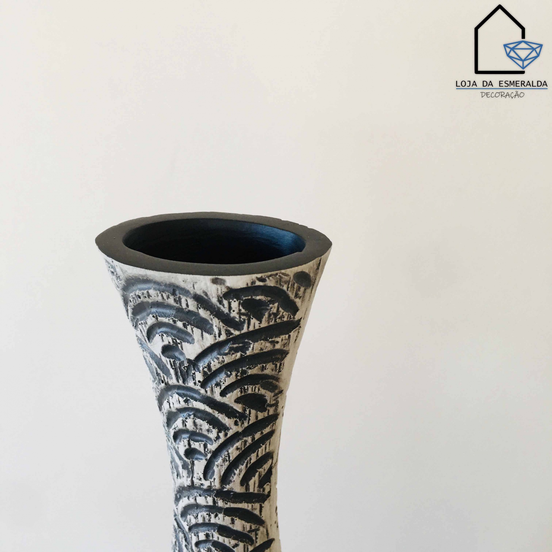 Vaso decorativo com padrão geométrico preto e branco, interior preto, logotipo LOJA DA ESMERALDA no fundo
