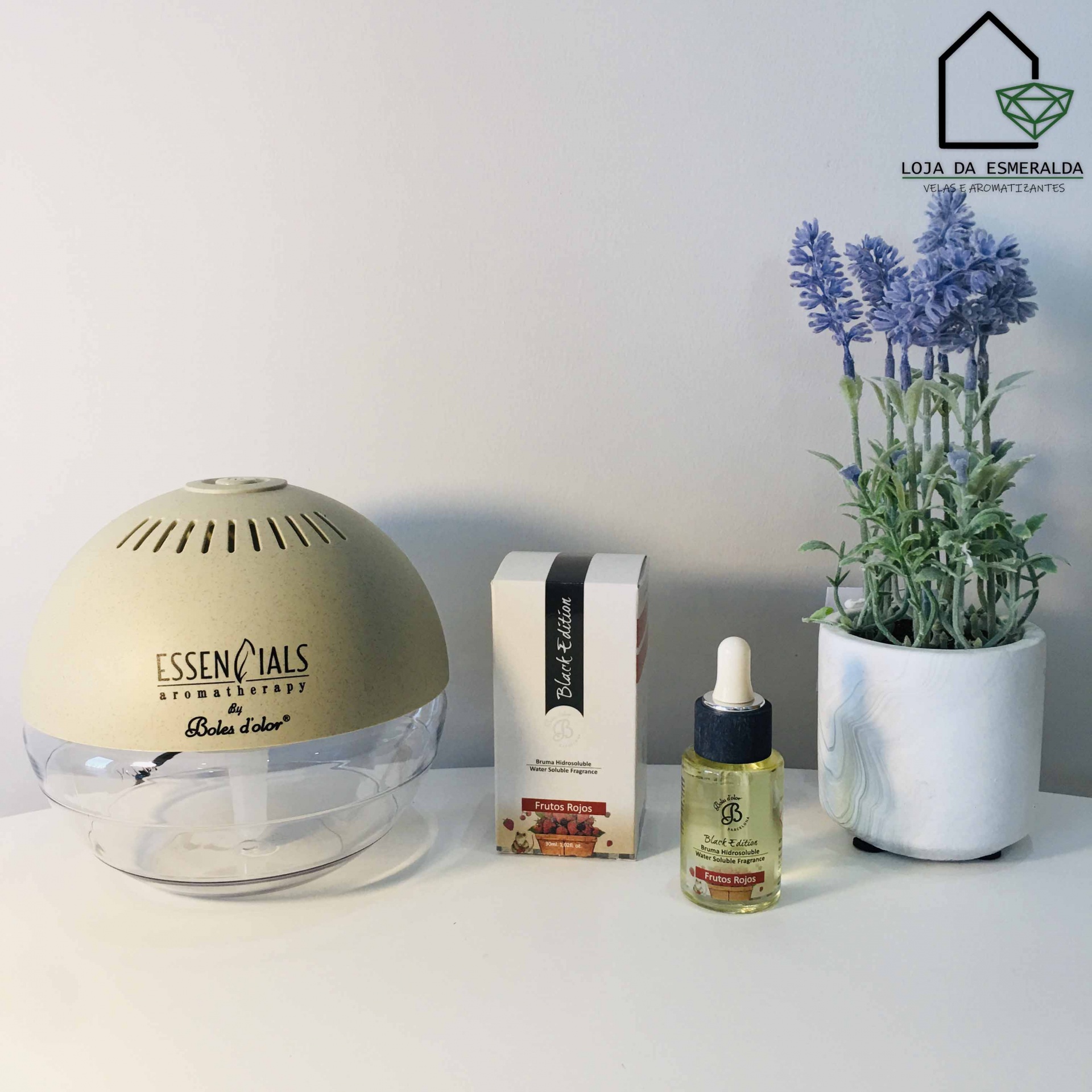 Ambientador Essencials Aromatherapy amarelo, óleo com conta-gotas, caixa, vaso com flores lilás