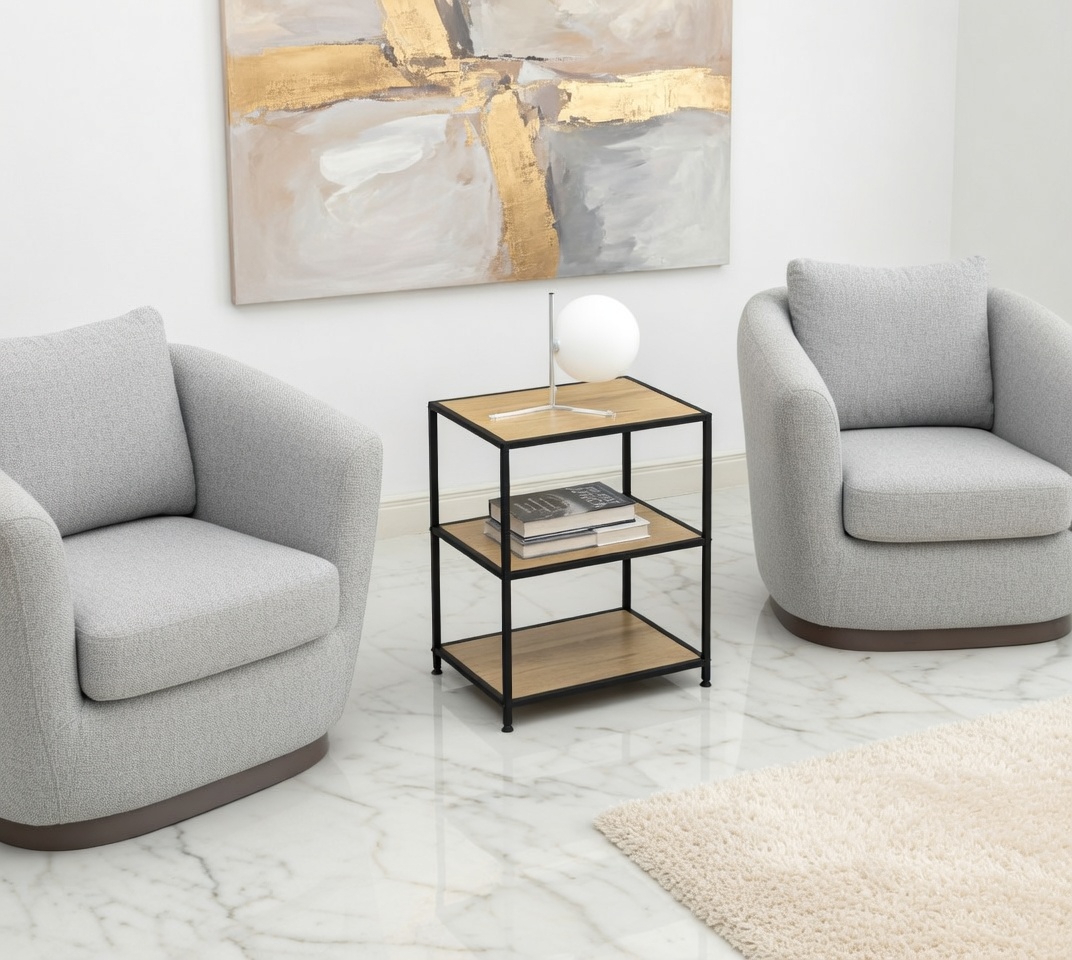 Duas poltronas cinzentas com mesa baixa de madeira e metal entre elas