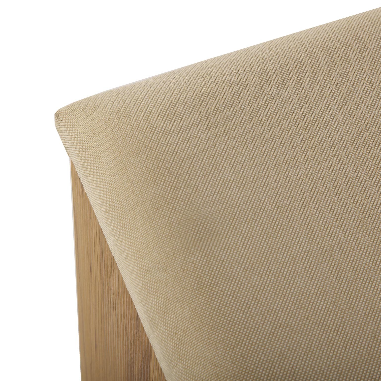 Canto de assento estofado em tecido bege com apoio em madeira clara