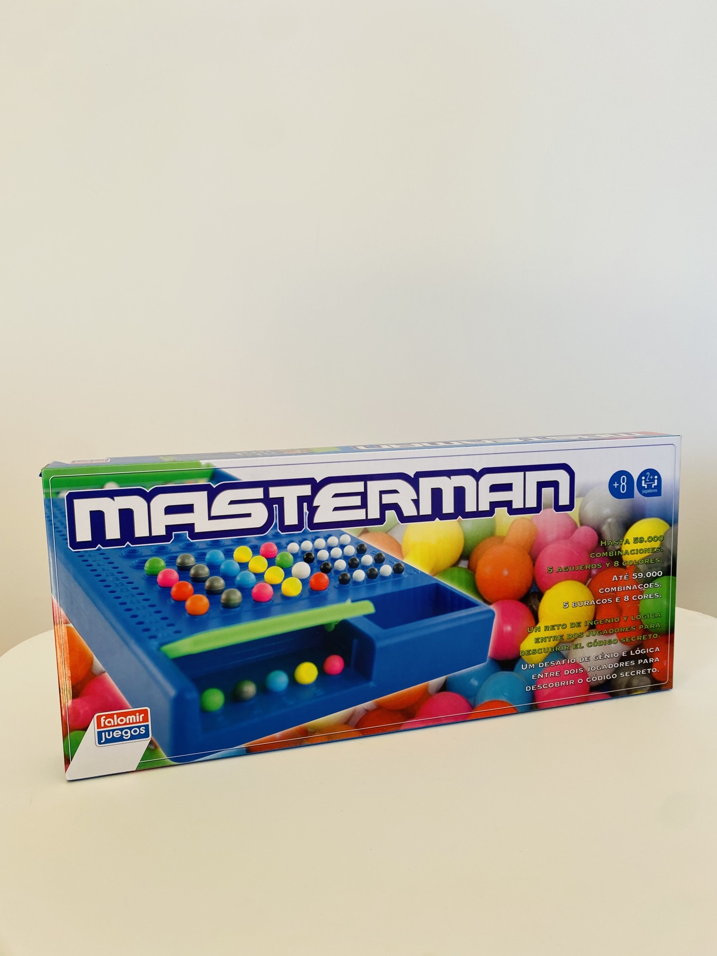 Caixa do jogo de tabuleiro Masterman com bolas coloridas em fundo branco