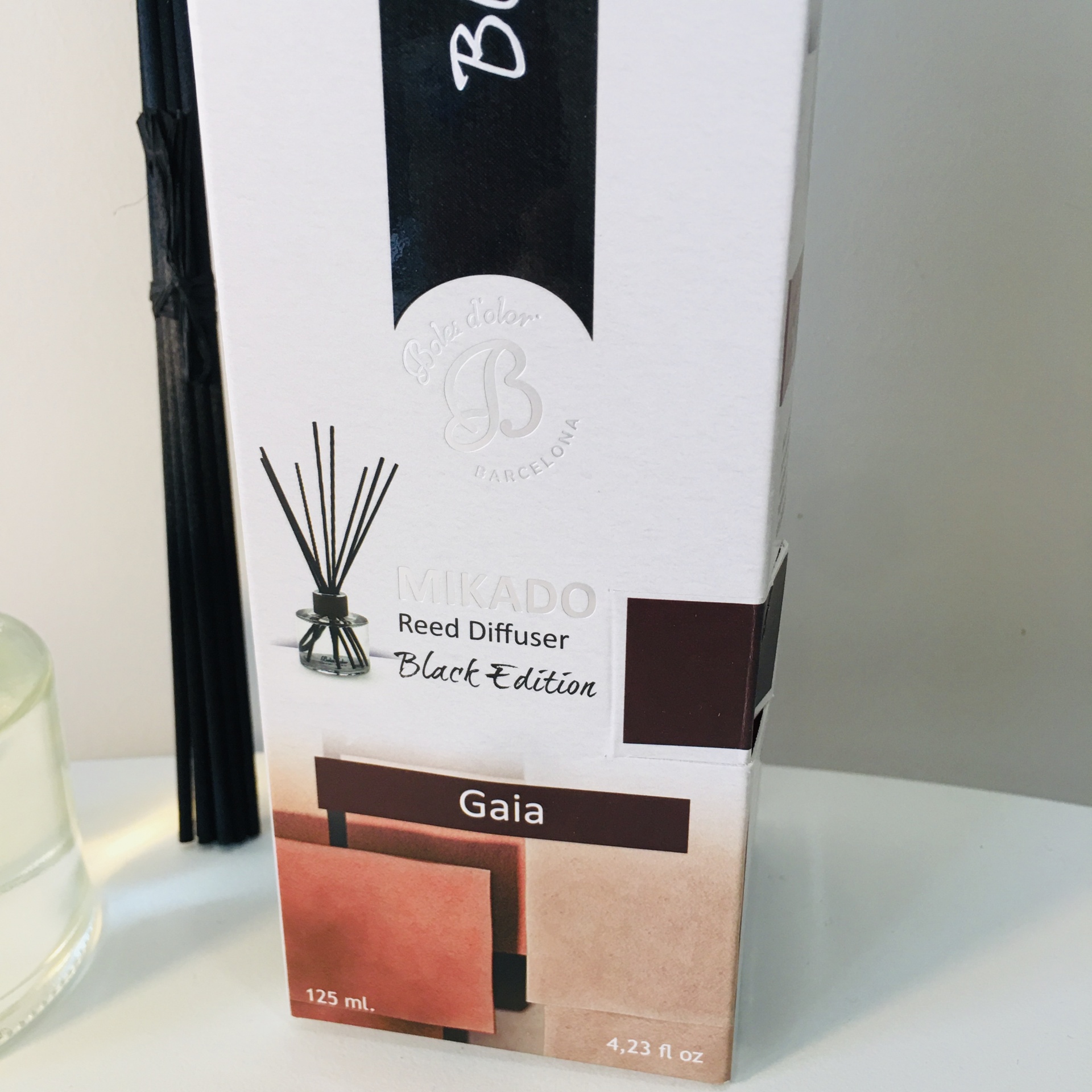 Embalagem branca de difusor Mikado Gaia Black Edition 125 mL com design em castanho e bege