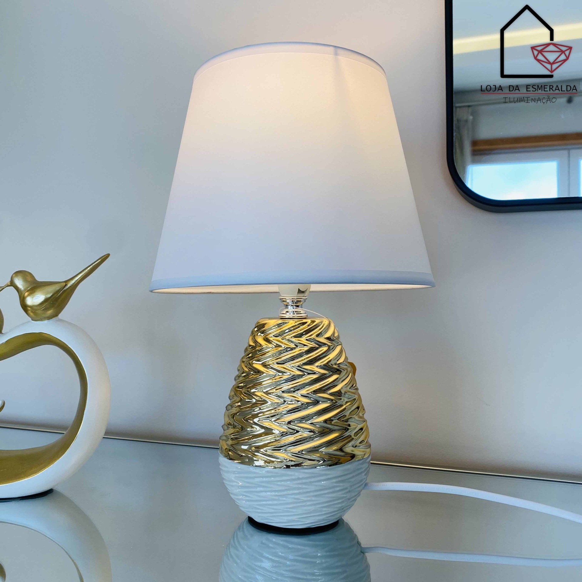 Candeeiro de mesa cerâmico com padrão dourado e branco e cúpula branca