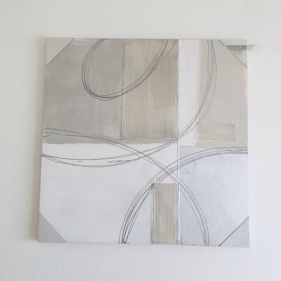 Quadro abstrato cinza e branco com linhas curvas e texturas corrugadas