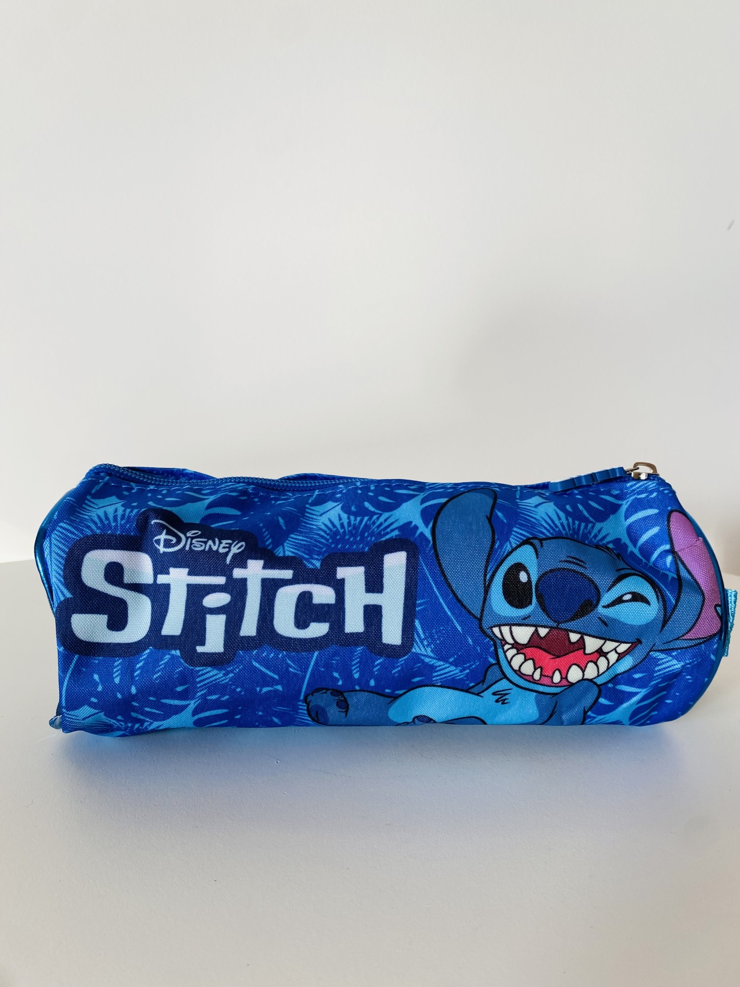 Estojo azul com personagem Stitch da Disney e texto Disney Stitch