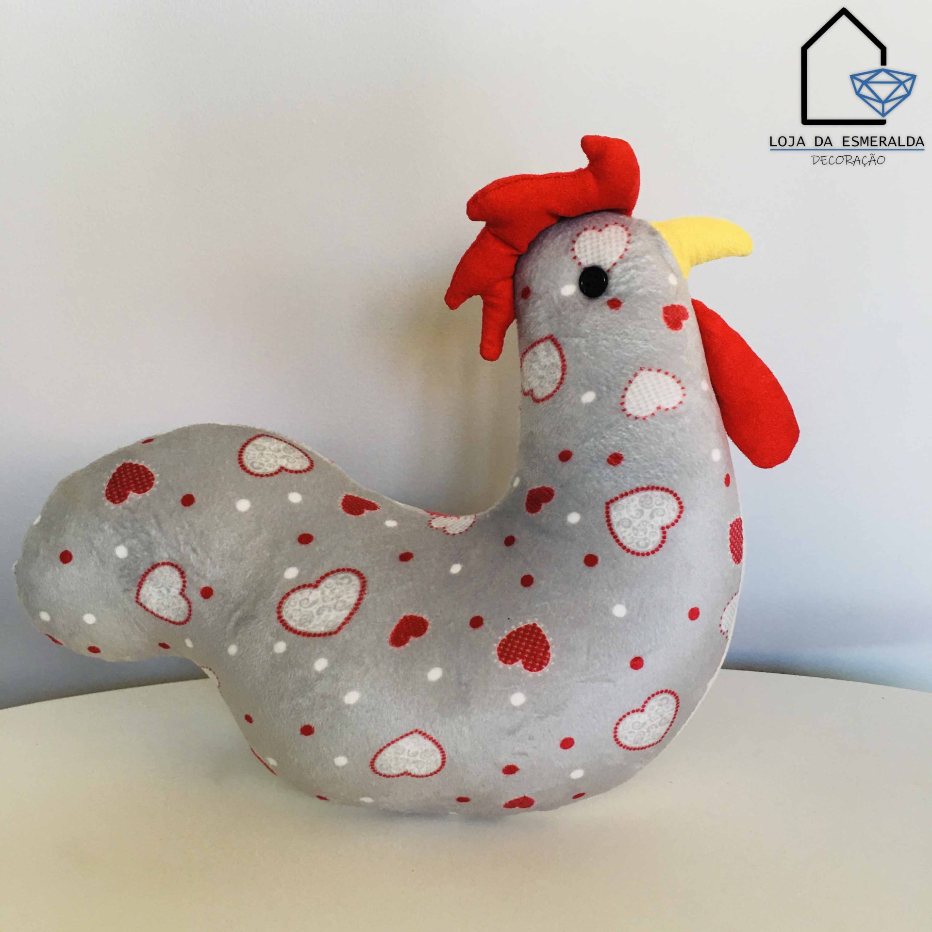 Boneco de galinha em tecido cinzento com corações vermelhos e brancos