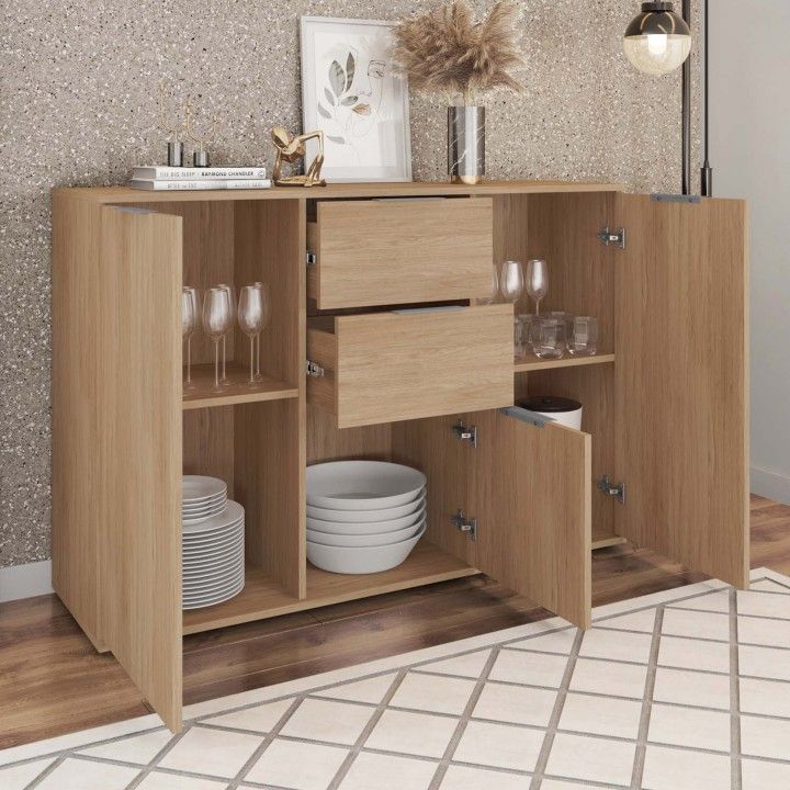 Aparador em madeira clara com copos e pratos, decoração em cima e tapete geométrico