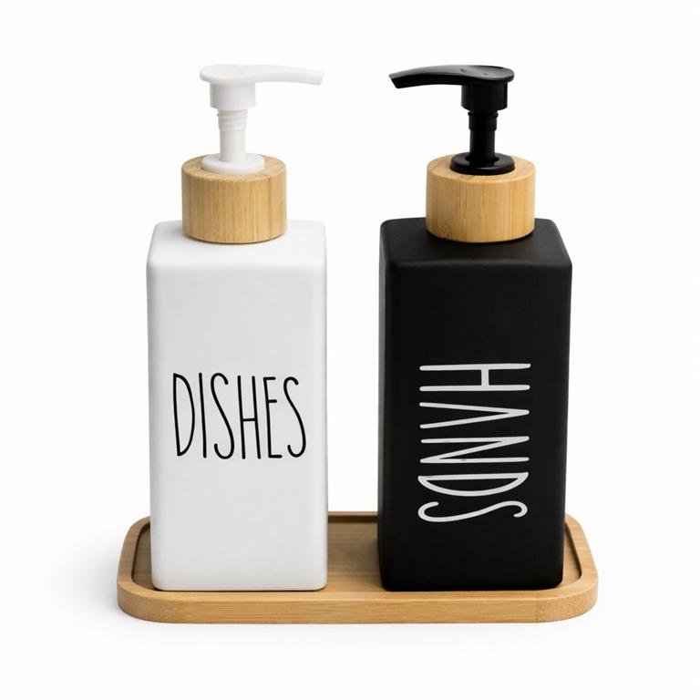 Dois dispensadores quadrados preto e branco com tampas e base de madeira.