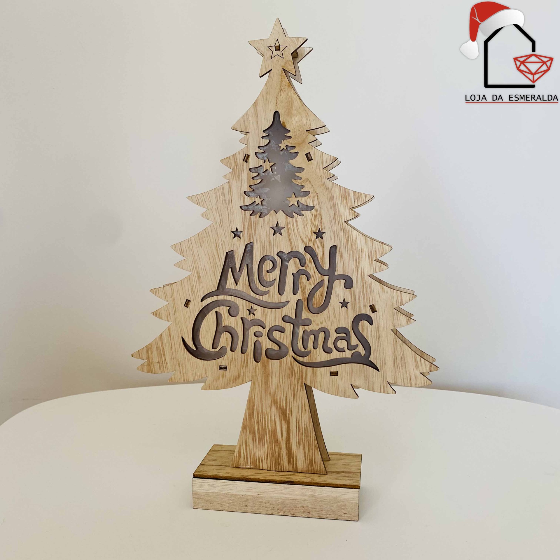 Árvore de Natal decorativa em madeira clara com gravação 'Merry Christmas'