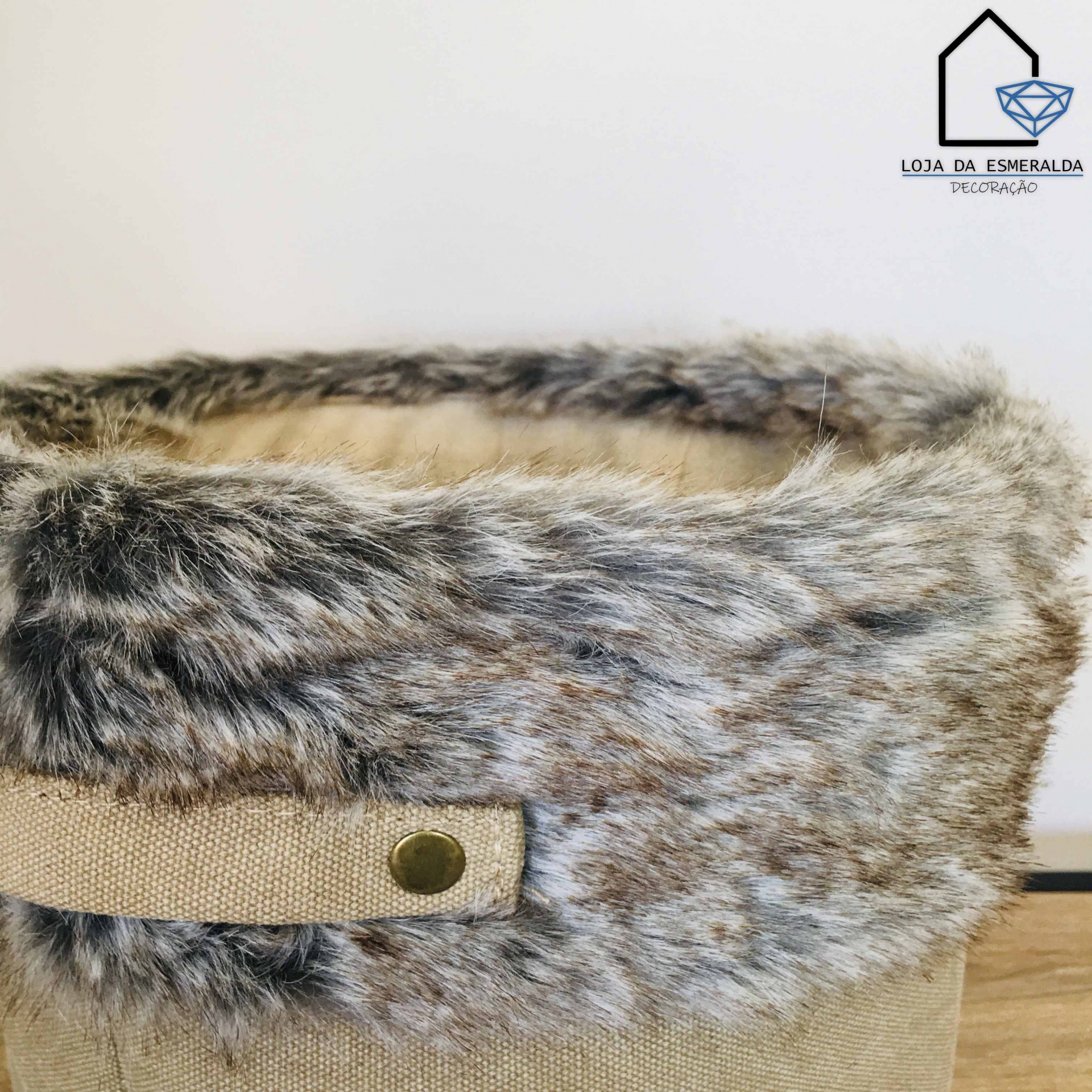 Cesto de tecido bege com acabamento em pele sintética cinza e marrom e alça metálica