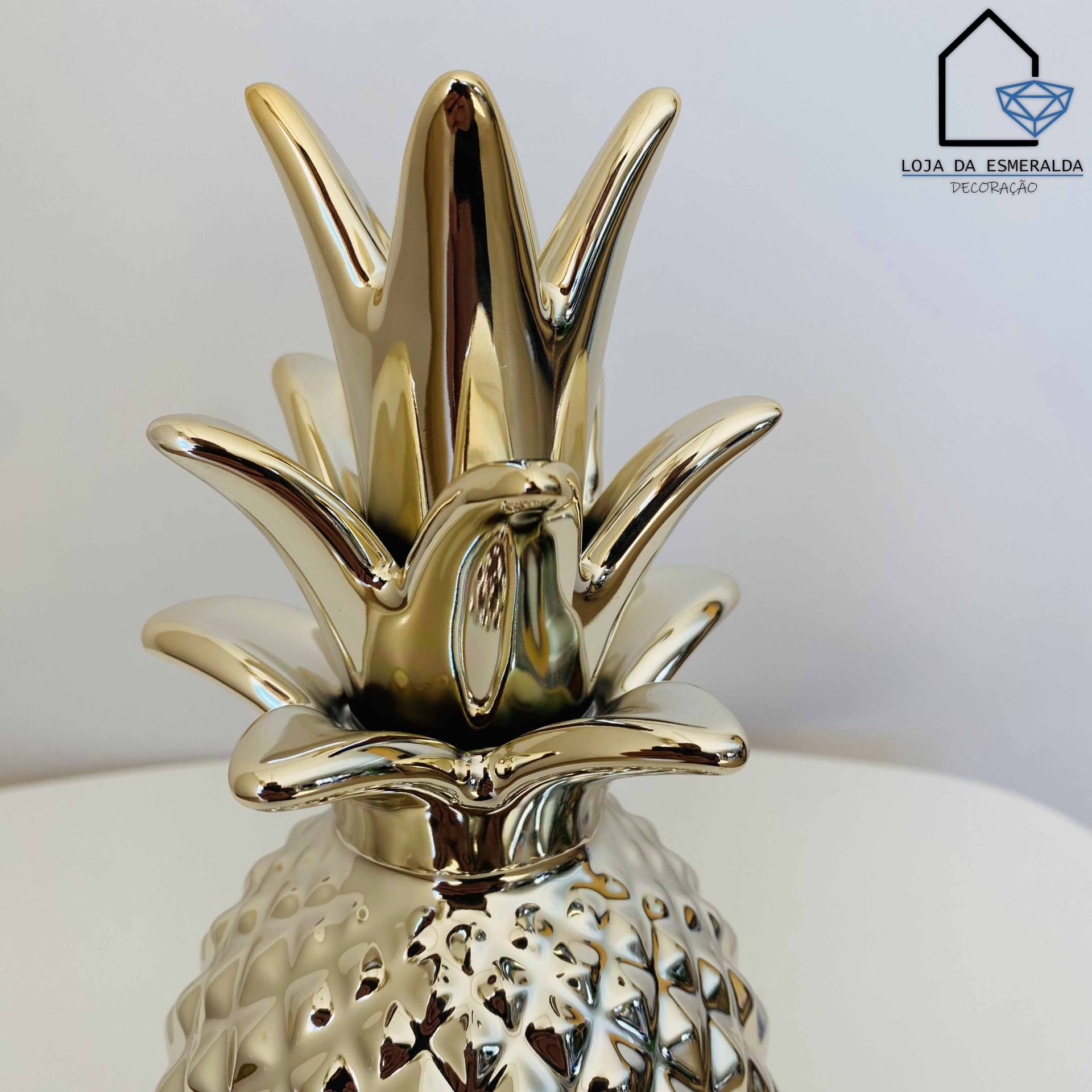 Escultura decorativa de ananás dourado brilhante com textura detalhada