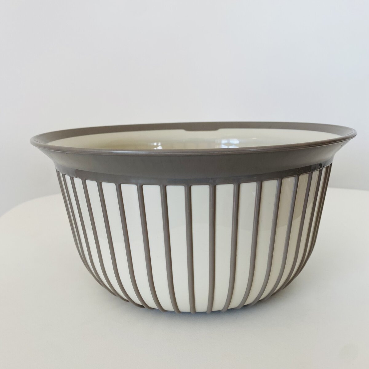 Taça branca com riscas cinzentas verticais e borda cinzenta