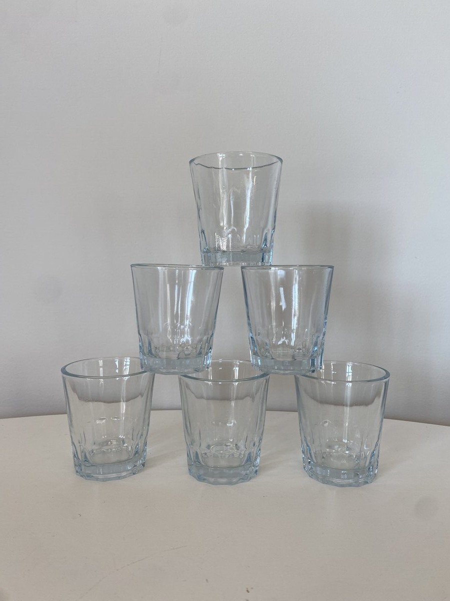 Seis copos de vidro transparentes empilhados em forma de pirâmide