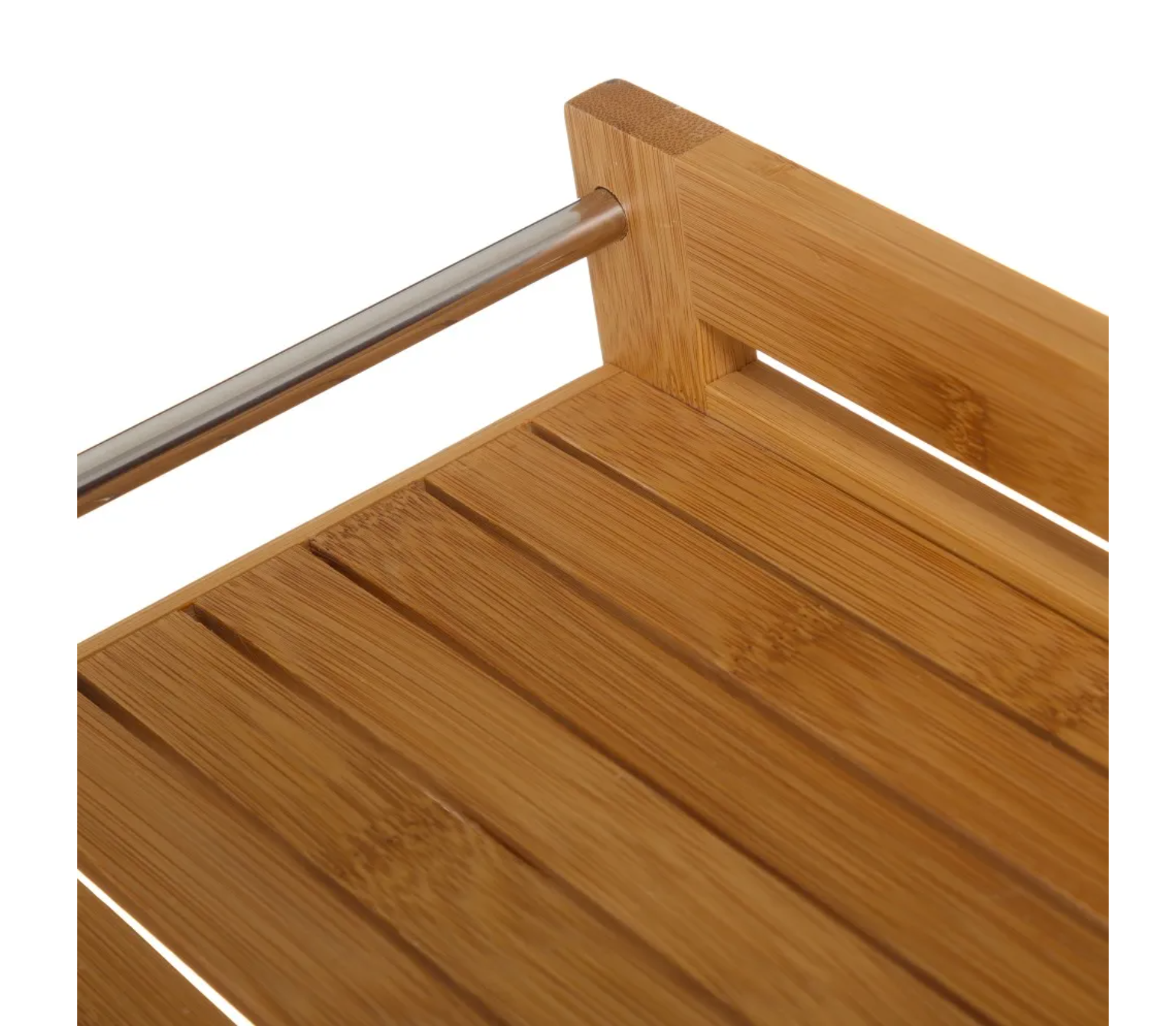 Prateleira de bambu com barras metálicas em fundo branco